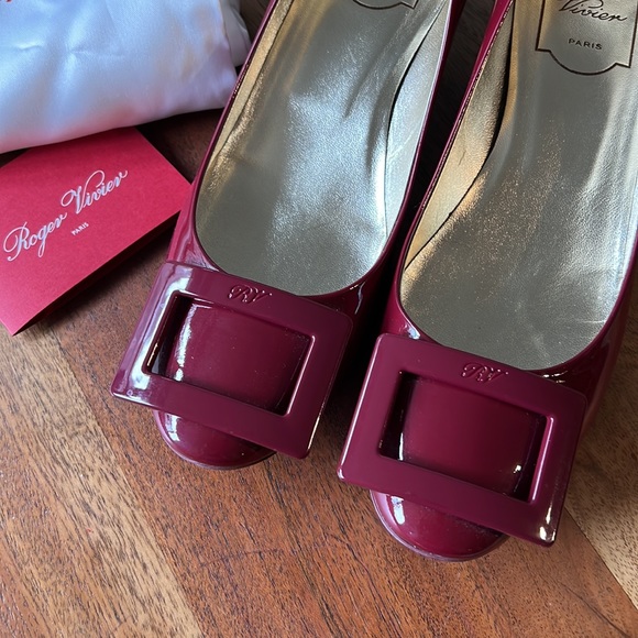 Auth Roger Vivier Classic pump 36.5